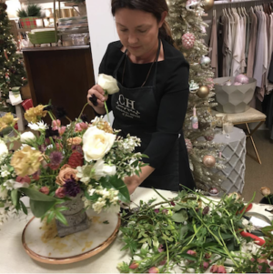 The Southern Coterie: Summit Alums we Spied in November 2018 - Colonial House of Flowers popping up at fellow alum Mary Hawthorne Interiors to share tips on putting together a quick table arrangement (she makes it look so easy!)